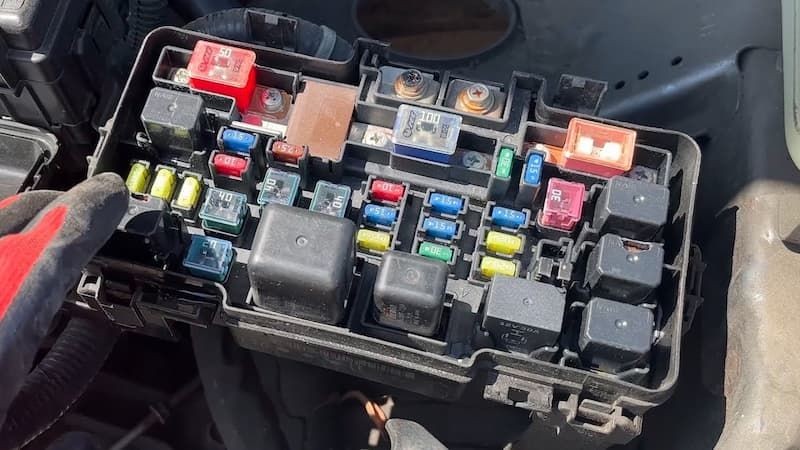 Honda engine bay fuse box showing fuses and relays used for electrical diagnostics and troubleshooting.